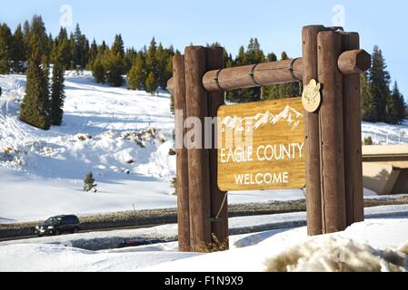 Eagle County Benvenuti cartello in legno si trova a Vail Pass Summit in Colorado Montagne Rocciose. Foto Stock