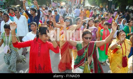 Di Allahabad, India. 04 Sep, 2015. Iskon devoti lungo con altri devoti indù si uniscono in una processione religiosa durante il 'Shri Krishna Janmashtami', un festival di Krishna il compleanno. © Amar profondi/Pacific Press/Alamy Live News Foto Stock