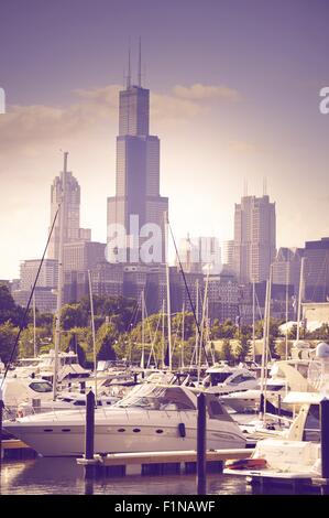 Yacht di lusso nel porto. Chicago, Illinois, Stati Uniti d'America. Foto di ultravioletti tema. Viaggi e Trasporti Raccolta foto. Foto Stock