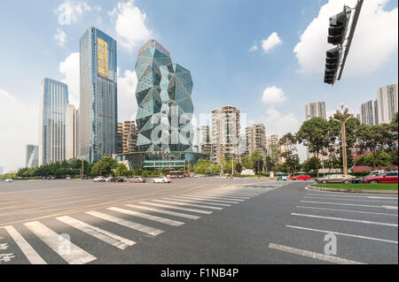 Chengdu, nella provincia di Sichuan, in Cina - Agosto 15, 2015: Immobili da Tianfu road vicino alla moderna secolo Zona della città. Foto Stock