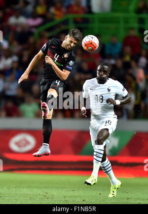 Lisbona, Portogallo. 4 Sep, 2015. Miguel Veloso (L) del Portogallo salta per la sfera durante l'Euro 2016 friendly partita di calcio contro la Francia a Lisbona, Portogallo, Sett. 4, 2015. Il Portogallo ha perso la partita 0-1. Credito: Zhang Liyun/Xinhua/Alamy Live News Foto Stock