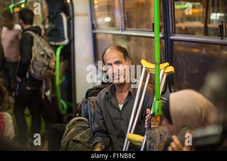 Budapest, Ungheria. 5 Settembre, 2015. Un uomo con le stampelle si siede sul bus previsto dalle autorità ungheresi che li porteranno al confine austriaco. 5 Sep, 2015. Budapest, Ungheria, 5 Settembre 2015: Credito Sima Diab/ZUMA filo/Alamy Live News Foto Stock