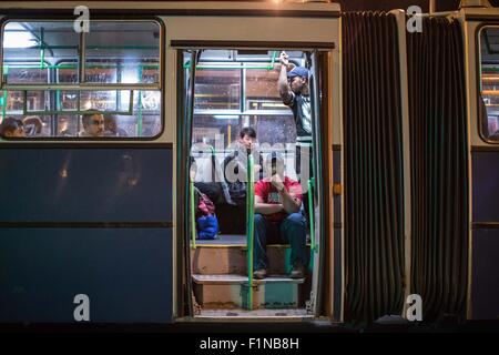 Budapest, Ungheria. 5 Settembre, 2015. I rifugiati bordo di autobus fornito dalle autorità ungheresi a stazione ferroviaria Keleti dopo un annuncio da parte del governo prenderanno i profughi al confine austriaco. 5 Sep, 2015. Budapest, Ungheria 5 settembre 2015 Credit: Sima Diab/ZUMA filo/Alamy Live News Foto Stock