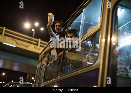 Budapest, Ungheria. 5 Settembre, 2015. A ondate di profughi come egli lascia su di un autobus verso il confine austriaco su autobus fornito dal governo ungherese. 5 Sep, 2015. Budapest, Ungheria Febaruary 5, 2015 Credit: Sima Diab/ZUMA filo/Alamy Live News Foto Stock