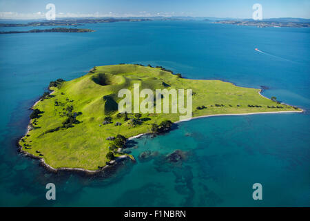 Crateri vulcanici su Browns Island o Motukorea, Golfo di Hauraki, Auckland, Isola del nord, Nuova Zelanda - aerial Foto Stock