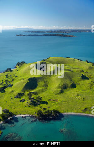 Crateri vulcanici su Browns Island o Motukorea, Golfo di Hauraki, Auckland, Isola del nord, Nuova Zelanda - aerial Foto Stock