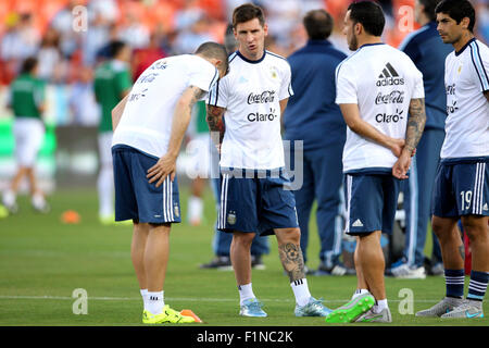 Houston, TX, Stati Uniti d'America. 04 Sep, 2015. Argentina avanti Lionel Messi (10) parla con i tuoi compagni di squadra durante il pregame warmups prima di un amichevole internazionale partita di calcio tra Argentina e Bolivia da BBVA Compass Stadium di Houston, TX. Immagine di credito: Erik Williams/Cal Sport Media/Alamy Live News Foto Stock