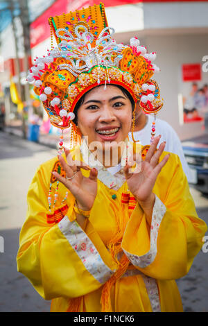 Giovane donna in abbigliamento tradizionale cinese durante una pre-celebrazione del Nine Emperor Gods Festival a Nakhon si Thammarat, Thailandia. Foto Stock