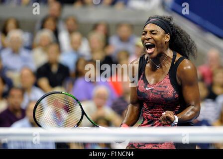 New York, Stati Uniti d'America. 4 Sep, 2015. Serena Williams negli Stati Uniti celebra il punteggio contro il suo connazionale Bethanie Mattek-Sands durante le Donne Singoli Terzo turno corrisponde al 2015 US Open in New York, Stati Uniti, Sett. 4, 2015. Serena Williams ha vinto 2-1. Credito: Wang Lei/Xinhua/Alamy Live News Foto Stock