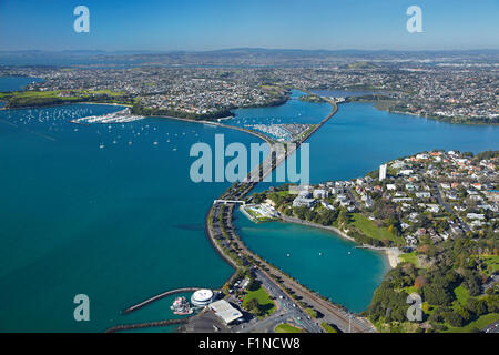 Giudici Bay, Tamaki Drive e dal porto di Waitemata di Auckland, Isola del nord, Nuova Zelanda - aerial Foto Stock