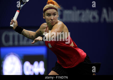 New York, Stati Uniti d'America. Il 4 settembre, 2015. Bethanie Mattek-Sands durante il suo terzo round match contro Serena Williams presso l'U.S. Aperto in Flushing Meadows, New York il 4 settembre 2015. Williams ha vinto la partita in tre set dopo aver perso il primo set di Mattek-Sands. Credito: Adam Stoltman/Alamy Live News Foto Stock