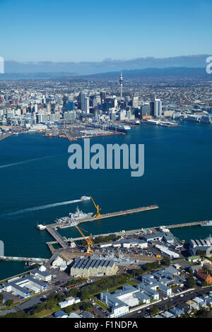 Devonport Base Navale, dal porto di Waitemata e il CBD di Auckland, Isola del nord, Nuova Zelanda - aerial Foto Stock