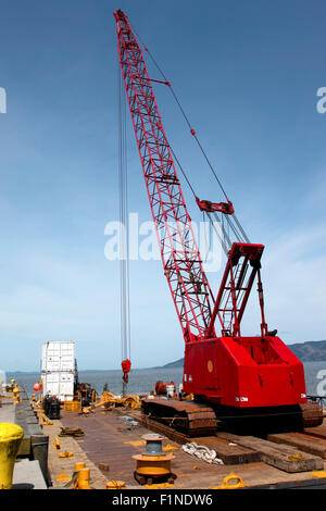 A heavy duty gru su una chiatta in Astoria Oregon. Foto Stock