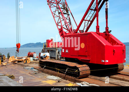 A heavy duty gru su una chiatta in Astoria Oregon. Foto Stock