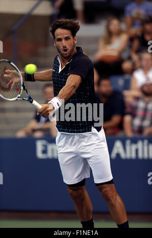 New York, Stati Uniti d'America. Il 4 settembre, 2015. Feliciano Lopez di Spagna en route per sconfiggere Milos Raonic del Canada, il numero dieci semi durante il loro terzo round corrispondono a Stati Uniti Aperto in Flushing Meadows, New York il 4 settembre 2015. Credito: Adam Stoltman/Alamy Live News Foto Stock