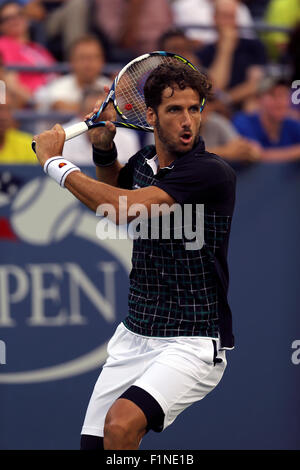 New York, Stati Uniti d'America. Il 4 settembre, 2015. Feliciano Lopez di Spagna en route per sconfiggere Milos Raonic del Canada, il numero dieci semi durante il loro terzo round corrispondono a Stati Uniti Aperto in Flushing Meadows, New York il 4 settembre 2015. Credito: Adam Stoltman/Alamy Live News Foto Stock