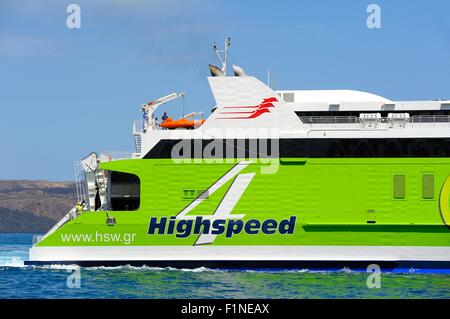 Un Cosmote hellenic alta velocità 4 ferry che arrivano in Grecia Santorini Foto Stock