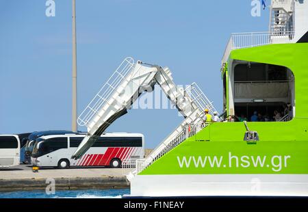 Un Cosmote hellenic alta velocità 4 inversione dei traghetti nel porto di Ormos Athinios Santorini Grecia Foto Stock