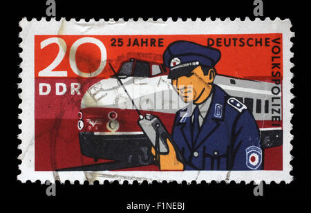 Timbro stampato nella RDT mostra il venticinquesimo anniversario della Germania orientale polizia Folk, circa 1970 Foto Stock