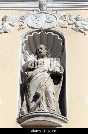 Gesù Cristo Salvatore sul portale della parrocchia dell Immacolata Concezione della Vergine Maria in Lepoglava, Croazia Foto Stock