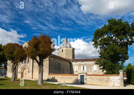 La chiesa a La Chaussée, vicino Aigre, Charente Maritime, Francia Foto Stock