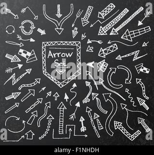 Disegnato a mano le icone freccia impostato su gesso nero bordo. Illustrazione Vettoriale Illustrazione Vettoriale