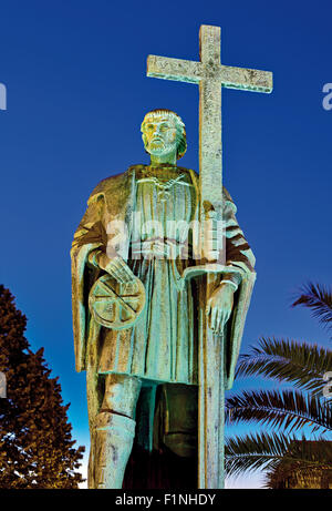 Il Portogallo, Belmonte: orologio notturno illuminato statua del Brasile scopritore Pedro Alvares Cabral Foto Stock