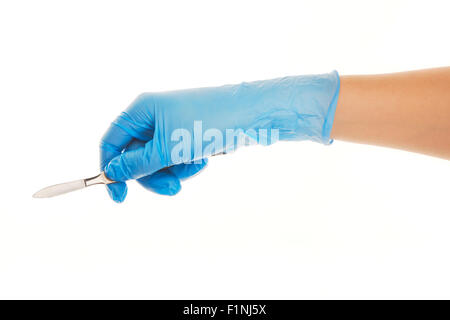 Close up medico donna la mano in blu sterilizzato guanto chirurgico con un bisturi contro uno sfondo bianco Foto Stock