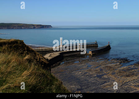 Whitby, North Yorkshire, Regno Unito Porto Mare ingresso pareti Foto Stock