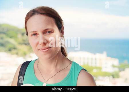 Giovane donna caucasica in camicia verde, closeup dehor estivo ritratto Foto Stock