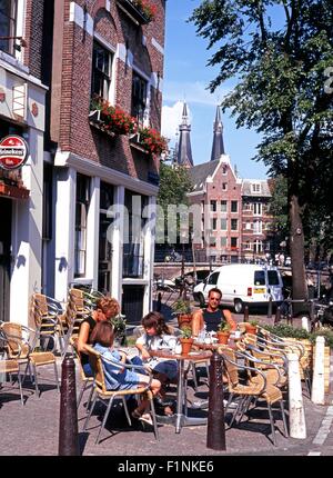 Le persone in un momento di relax a un cafe' sul marciapiede lungo Prinsengracht Amsterdam, Olanda, Paesi Bassi, l'Europa. Foto Stock