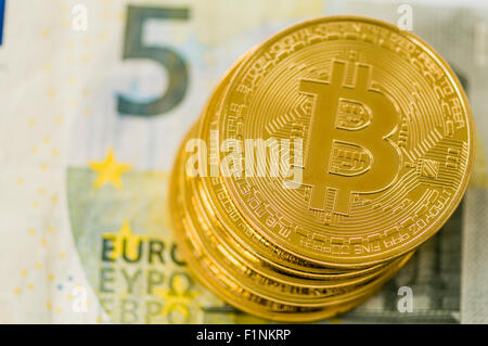 Bitcoins su un 5 € 5 di banconote in euro Foto Stock