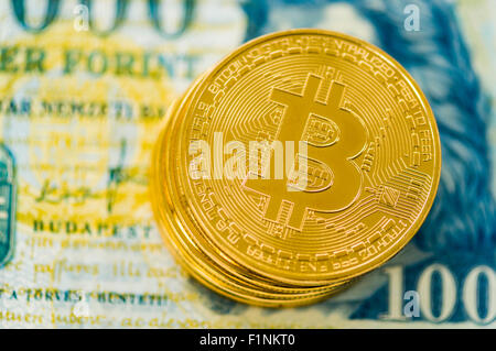 Bitcoins su un fiorino ungherese banconota Foto Stock