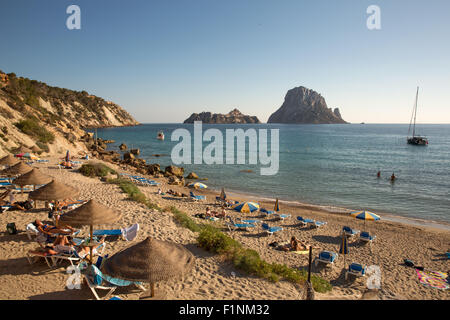 Ibiza, Es Vedra Rock visto da Cala d'hort (spiaggia). Foto Stock