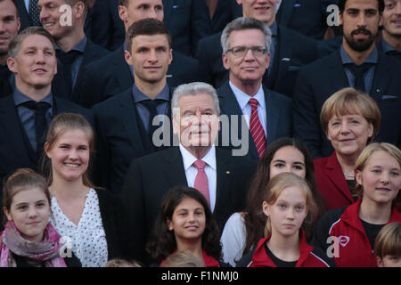 Toni Kroos, Thomas Mueller, Benedikt Hoewedes, Matthias Ginter Thomas de Maiziere, Sami Khedira, Joachim Gauck, Angela Merkel - Foto Stock