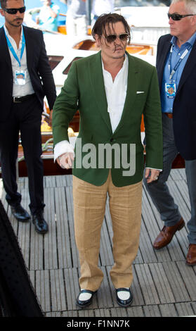 Noi star Johnny Depp arriva per la conferenza stampa del film 'messa nera' durante la 72a Venezia Film Festival presso il Palazzo del Casinò di Venezia, Italia, il 04 settembre 2015. Foto: Hubert Boesl/dpa - nessun filo SERVICE - Foto Stock