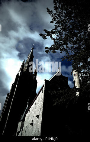 Alte guglie della chiesa con Dark nuvole minacciose Foto Stock