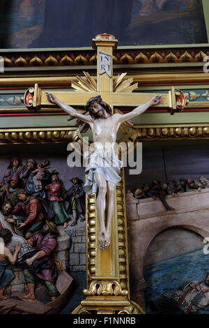 Croce sull'altare nella Basilica del Sacro Cuore di Gesù a Zagabria in Croazia il 28 maggio 2015 Foto Stock