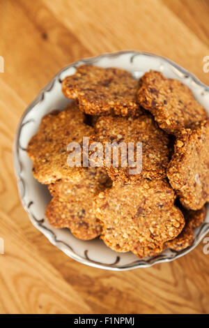 Senza glutine biscotti allo zenzero con mandorle, date e cardamomo Foto Stock