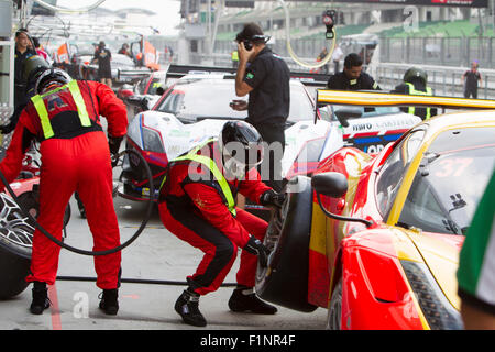 Sepang, Malesia. 5 Settembre, 2015. L'italiano auto Ferrari n. 37 cambia pneumatici asiatici al Festival della velocità di corsa, Sepang, Malesia. Auto 37 ha vinto la gara di credito: Chung Jin Mac/Alamy Live News Foto Stock