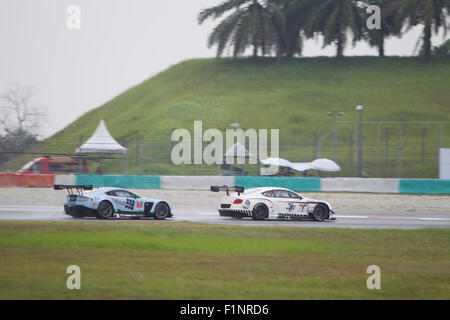 Sepang, Malesia. 5 Settembre, 2015. British Aston Martin auto 88 insegue Bentley auto 7 alla curva 7 al Festival asiatico di velocità di corsa, Sepang, Malesia Credito: Chung Jin Mac/Alamy Live News Foto Stock