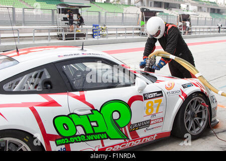 Sepang, Malesia. 5 Settembre, 2015. Il tedesco Porsche auto n. 87 refuels al Festival asiatico di velocità di corsa, Sepang, Malesia Credito: Chung Jin Mac/Alamy Live News Foto Stock