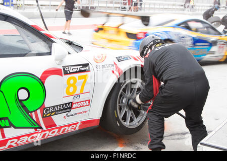 Sepang, Malesia. 5 Settembre, 2015. Il tedesco Porsche auto n. 87 box per pneumatici asiatici al Festival della velocità di corsa, Sepang, Malesia Credito: Chung Jin Mac/Alamy Live News Foto Stock