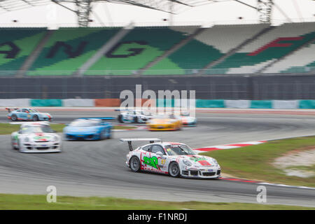 Sepang, Malesia. 5 Settembre, 2015. Il tedesco Porsche auto n. 87 entra nel giro 1 con un pacco di vetture al Festival asiatico di velocità di corsa, Sepang, Malesia Credito: Chung Jin Mac/Alamy Live News Foto Stock