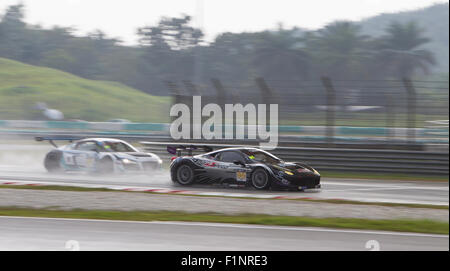 Sepang, Malesia - 5 settembre, 2015. L'italiano auto Ferrari n. 95 entra nel rettilineo principale al Festival asiatico di velocità di corsa, Sepang, Malesia Credito: Chung Jin Mac/Alamy Live News Foto Stock