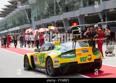 Sepang, Malesia. 5 Settembre, 2015. British Aston Martin auto 99 lascia pitlane per via al Festival asiatico di velocità, Sepang, Malesia. Credito: Chung Jin Mac/Alamy Live News Foto Stock