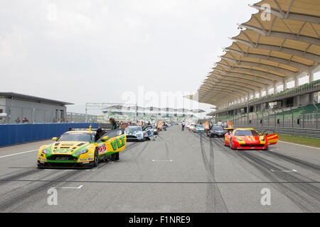 Sepang, Malesia. 5 Settembre, 2015. GT vetture schierate in griglia per la gara di AFOSI Credito: Chung Jin Mac/Alamy Live News Foto Stock