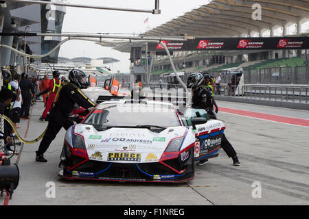 Sepang, Malesia - 5 settembre, 2015. Italian Lamborghini auto n. 86 refuels al Festival asiatico di velocità di corsa, Sepang, Malesia Credito: Chung Jin Mac/Alamy Live News Foto Stock