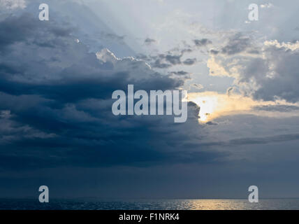 Heavy cloud computing con tuoni e visibilità ridotta Foto Stock