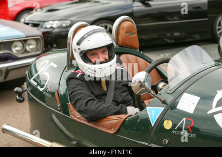 Madeira Drive, City of Brighton & Hove, East Sussex, Regno Unito. Madeira Drive, città di Brighton & Hove, East Sussex, Regno Unito. Frost Brighton Speed Trials è una giornata emozionante e ricca di azione sia per gli spettatori che per i partecipanti. Oltre duecento auto e moto si allineano per affrontare una corsa a tempo lungo Madeira Drive raggiungendo alte velocità. 5th settembre 2015 Foto Stock